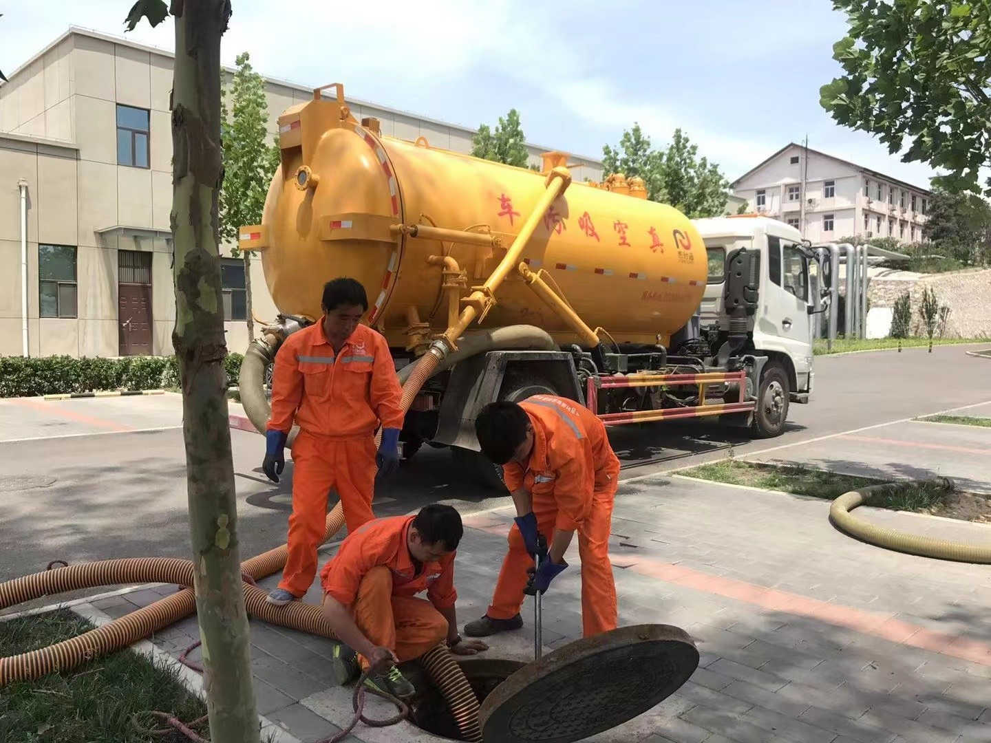 巨鹿管道疏通车停在窨井附近