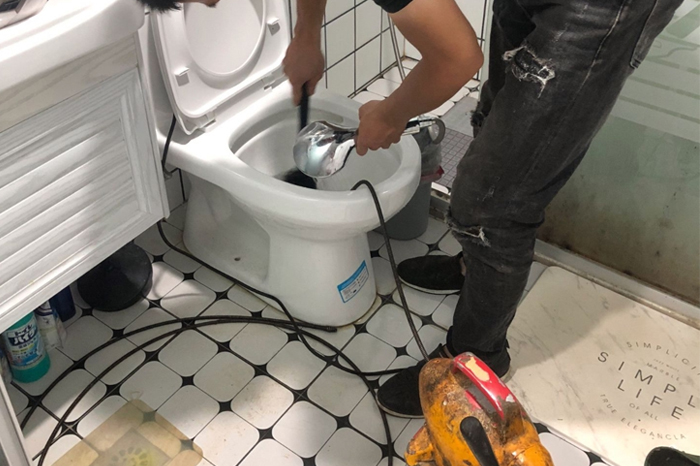巨鹿马桶堵塞自己疏通还是找师傅?专业上门服务让你省时更省心